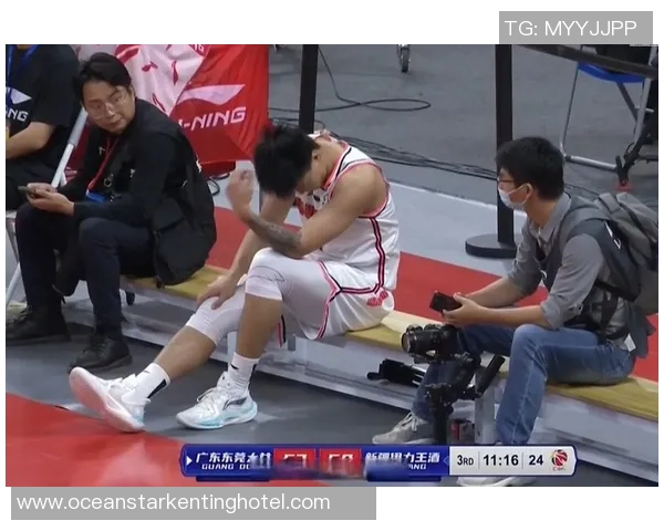 CBA新疆对阵广东第三场比赛赵睿意外受伤影响球队士气与战局 CBA新疆对阵广东第三场比赛赵睿意外受伤影响球队士气与战局